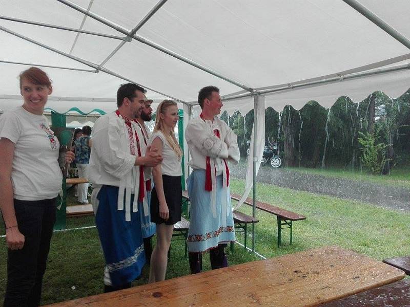 Břeclavskem se v neděli v podvečer přehnala bouřka. Vydatný déšť s kroupami zasáhl i Tvrdonice, kde zrovna vrcholily národopisné slavnosti.