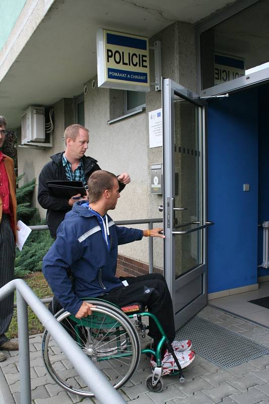 Vozíčkáři si v centru Hustopečí vyzkoušeli přístup do budov a na úřady. S nimi i dobrovolníci bez handicapu a s kamerou v ruce. 