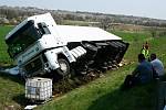 Maďarský kamion vyjel mimo dálnici do pole a skončil na boku.