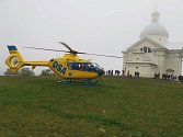 Záchranáři v sobotu ošetřovali na Svatém kopečku v Mikulově mladého muže. Na místě přistával i vrtulník.