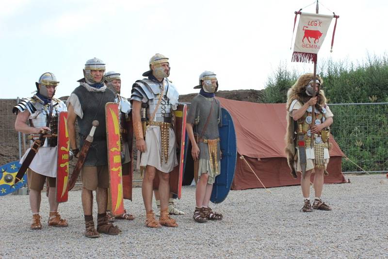 Návštěvníci pasohláveckého pavilonu Circus Maximus zažili výcvik legionářů a zhlédli představení s Asterixem a Obelixem. Vyzkoušet si mohli také skládání mozaiky, tkaní opasků, táborový život i jídlo římských legionářů