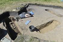 Archeologové u zámečku Pohansko - Studentka antropologie Tereza Běťáková pracuje 24. července 2020 na místě archeologického výzkumu poblíž zámečku Pohansko na Břeclavsku, kde byly objeveny hroby z 9. století, tedy z období Velké Moravy.