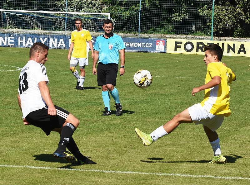 Fotbalisté Břeclavi (ve žlutém) porazili Bystřici nad Pernštejnem 1:0.