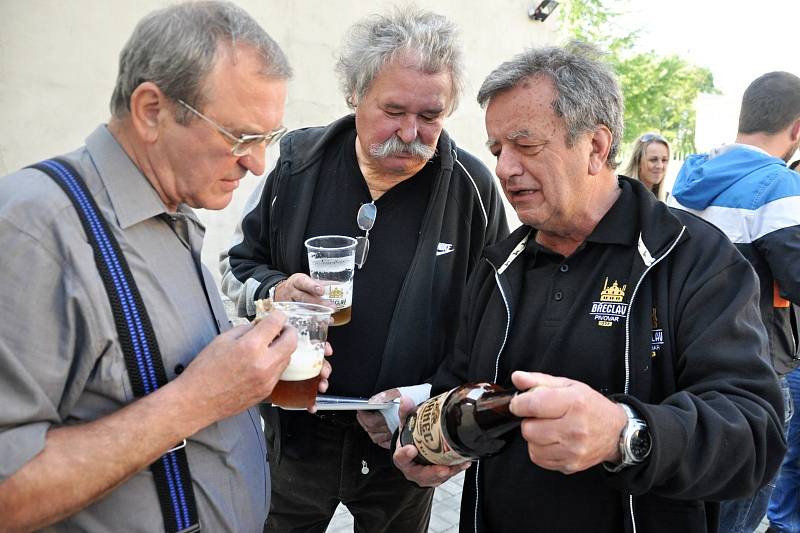 Zámecký pivovar Břeclav nabídl v pátek lidem k ochutnání poprvé nové břeclavské pivo. Přímo před znovuzrozeným pivovarem si mohli dát desítku Delegáta nebo dvanáctku Kance.