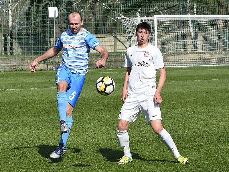 Ve 3. jarním kole divize prohráli fotbalisté Sokola Lanžhot (bílé dresy) překvapivě s AFC Humpolec 0:1.