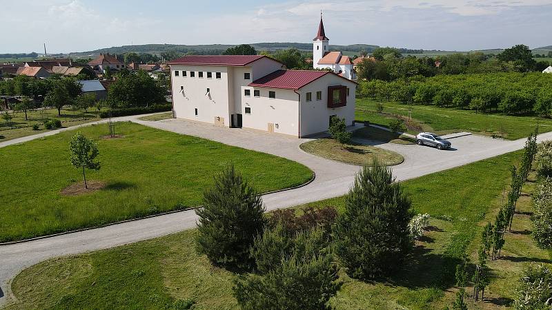 Rodina Kasparových v Dobrém Poli roky budovala Gravitační vinařství Vilavin. Způsobem zpracování hroznů se řadí k jedněm z mála na světě.