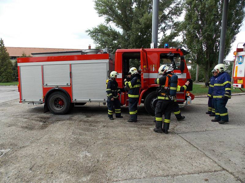 Hasiči z Milovic při zásahu.