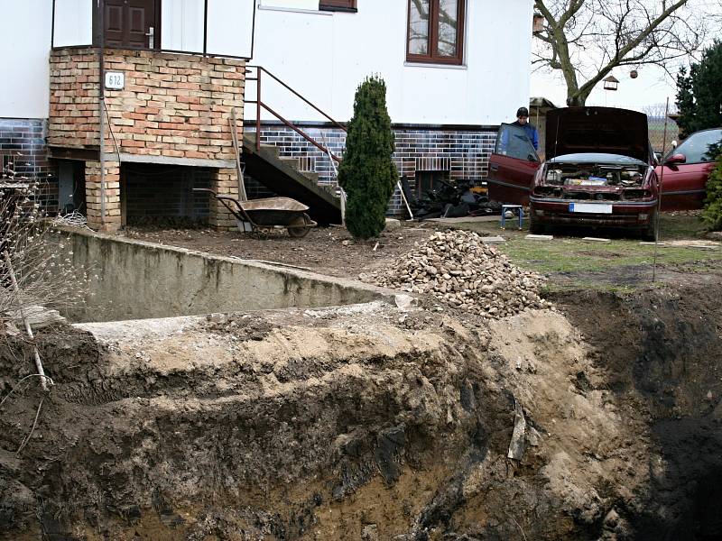 Havárii na pozemku způsobila zborcená betonová jímka.