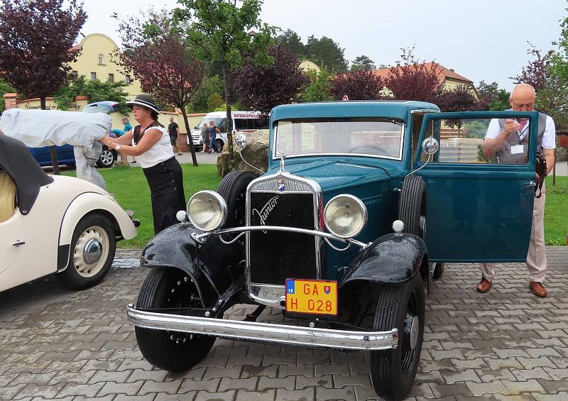 Pálavský Oldtimer přilákal na Břeclavsko desítky elegantních veteránů