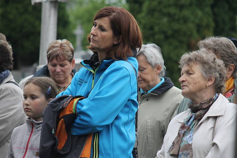 Na rakvickém hřbitově uložili urnu učitele Bohumila Horňanského, který byl v roce 1936 při tragické smrti jedenatřiceti školáků. V obecní galerii pak představili knihu o rakvických legionářích.