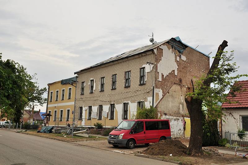 Základní školu v Hruškách poničilo tornádo.