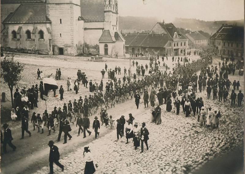 Národní slavnost 1919 s českým praporem (československá vlajka vznikla až o rok později).