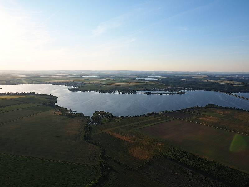 Podvečerní let nad Pálavou na počátku léta.