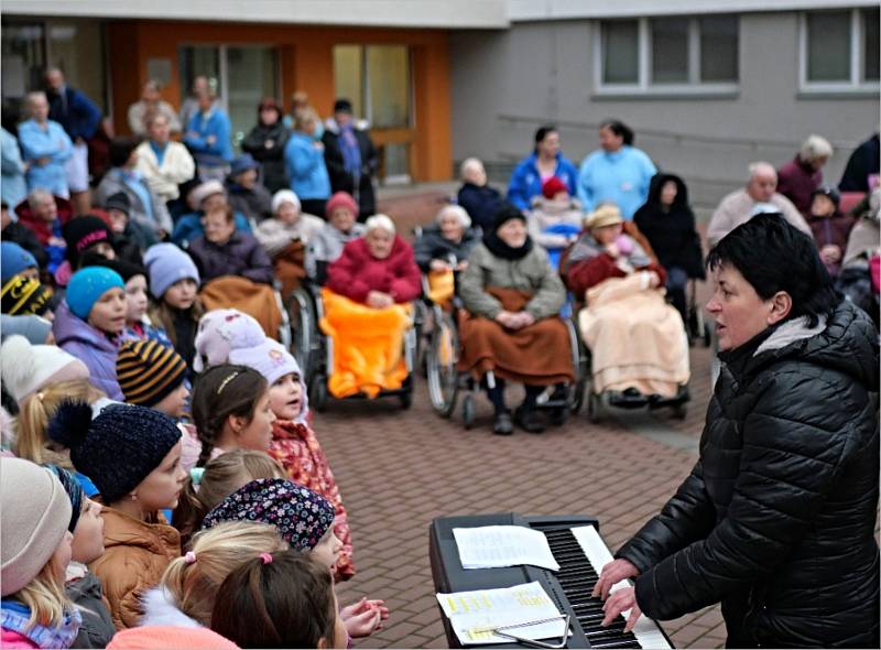 V pondělní odpoledne zazpívaly obyvatelům břeclavského Domu seniorů děti z prvního stupně Základní školy Kupkova.