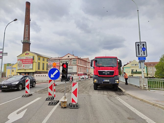 V centru Břeclavi komplikuje provoz oprava mostu přes řeku Dyji. Hotovo má být v polovině května.