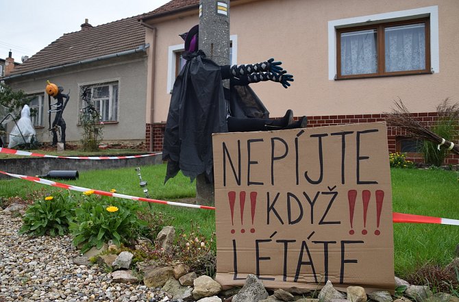 Marie Zemánková spolu s manželem vyzdobila zahrádku před domem halloweenskými postavičkami.