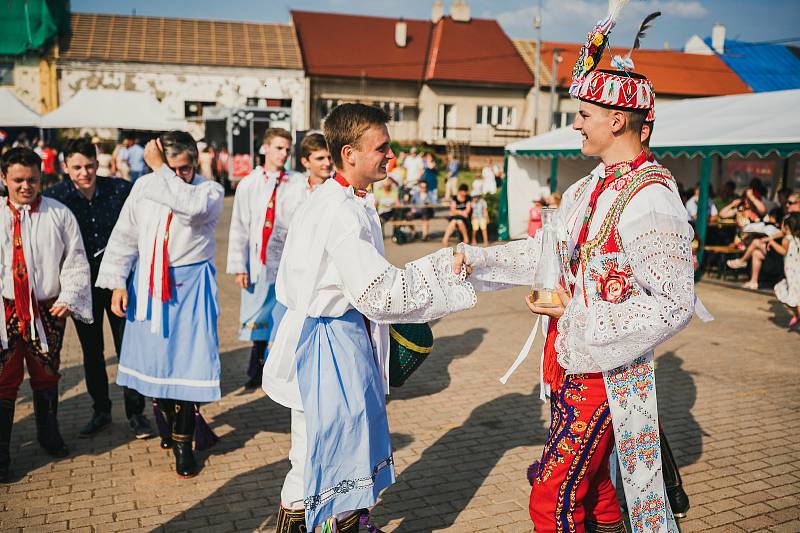 Alespoň nedělní hodečky místo velkých hodů uspořádali organizátoři koncem července v Moravské Nové Vsi zasažené tornádem.