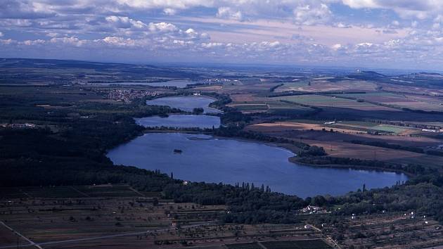 VODNÍ KLENOT. Soustavu Lednické rybníky tvoří Nesyt, Hlohovecký, Prostřední, Mlýnský a Zámecký rybník.