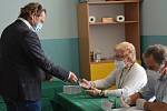 Ve volební místnosti v Základní škole Valtická v Mikulově v pátek odpoledne odvolil také tamní starosta a senátor Rostislav Koštial