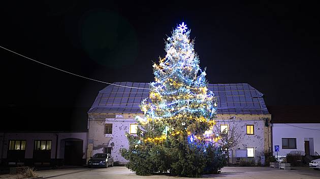 Vánoční výzdoba v tornádem poškozených obcích Moravské Nové Vsi a Hruškách na Břeclavsku.