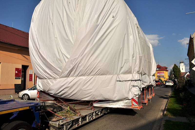 Obří transport míří z Třebíče do Hodonína k slovenským hranicím. Jede až do Velké Británie. Na snímku průjezd přes Pohořelice na Brněnsku.