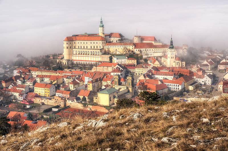 Dominantou města Mikulov je zámek. Při dobrém počasí je na něj krásný výhled ze Svatého kopečku.