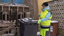 Téměř celou směnu na mrazu. Vendula Herzogová z Velkých Pavlovic pracuje ve firmě na svoz odpadů na Břeclavsku.