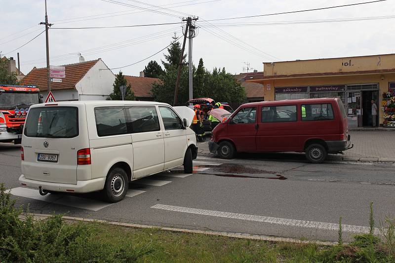 Dopravní nehoda dvou dodávek v břeclavské části Poštorná si vyžádala dvě zranění. Událost se se stala v sobotu před půl jedenáctou dopoledne v Hraniční ulici.