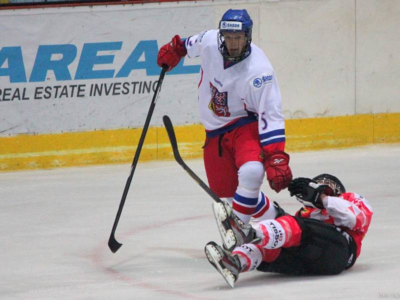 Čeští hokejisté (v bílém) dokázali proti Švýcarsku otočit zápas z 0:3 na 4:3.