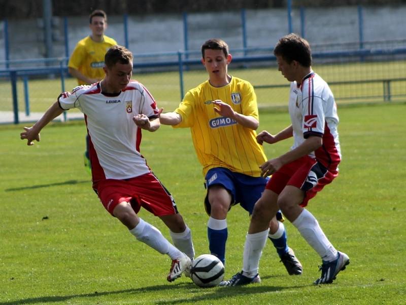 Břeclavané (ve žlutém) v jarní premiéře podlehli vedoucím Hranicím. 