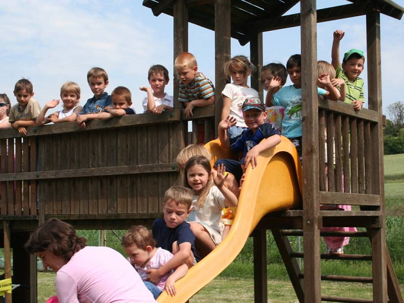 Drasenhofenskou mateřinku navštěvuje i šestnáct českých dětí. Kromě němčiny se tu budoucí školáci učí i česky.