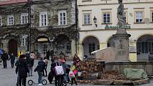 Stovky lidí navštívily v sobotu letošní první farmářské trhy na mikulovském Náměstí