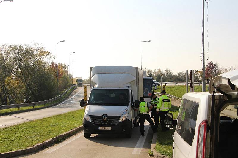 Policisté kontrolovali u Lanžhota na Břeclavsku kamiony. Ve vlaku mířícím do Berlína zadrželi čtyři nelegální migranty.