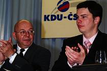 U lidovců na Břeclavsku střídá zkušenost mládí. Vlevo je odstupující předseda okresního výboru Jan Koráb, vpravo jeho nástupce Martin Prokeš.