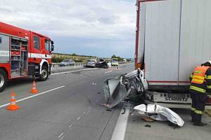 Nehoda dvou aut a kamionu na D2 u Velkých Pavlovic.