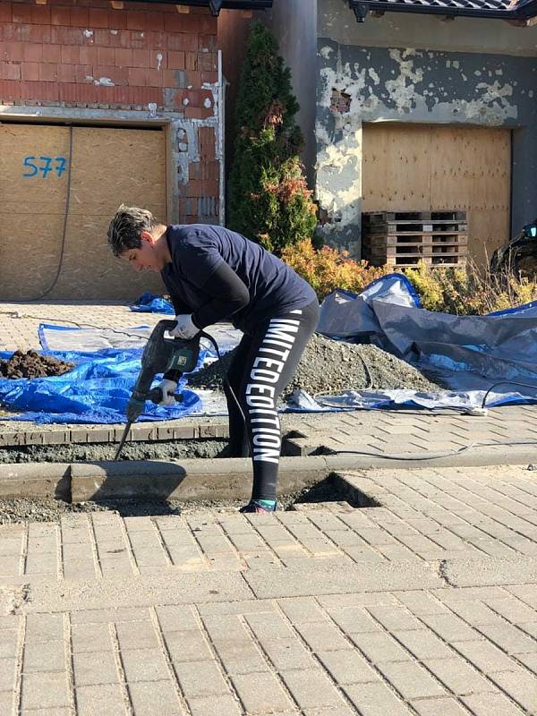 Barbora Zdráhalová z Míškovic na Kroměřížsku se stala pro stovky rodin v tornádem zasažených obcích kamarádkou, velkou pomocnicí, podporou, tetou Bárou i Andělem.