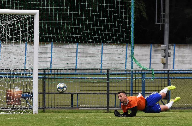 Fotbalisté MSK Břeclav (v modrých dresech) prohráli v přípravném utkání s Lanžhotem 0:1.