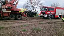 Nehoda traktoru mezi Hustopečemi a Velkými Němčicemi. Řidič vypadl z kabiny a zůstal pod traktorem zaklíněný. Hasičům pomohl projíždějící jeřáb.