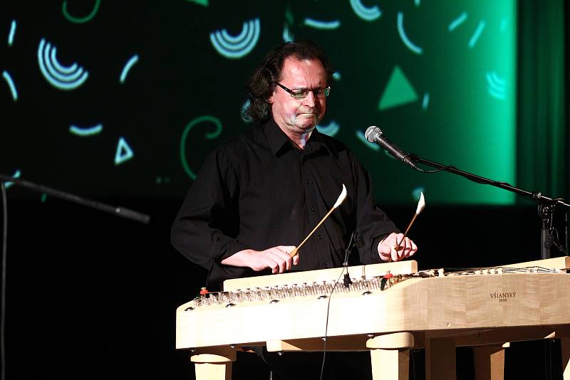 Břeclavské kino hostilo konferenci Živý folklor. Přednášek  se ujala řada zajímavých lektorů. Součástí akce byla i výstava tradičních výrobků a koncert kapely Ponk.