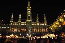 Vídeňská radnice a vánoční trhy.