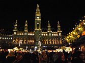 Vídeňská radnice a vánoční trhy.