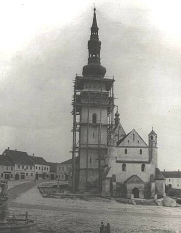 Hustopečští si v těchto dnech připomínají šedesáté výročí zřícení věže tamního kostela svatého Václava.