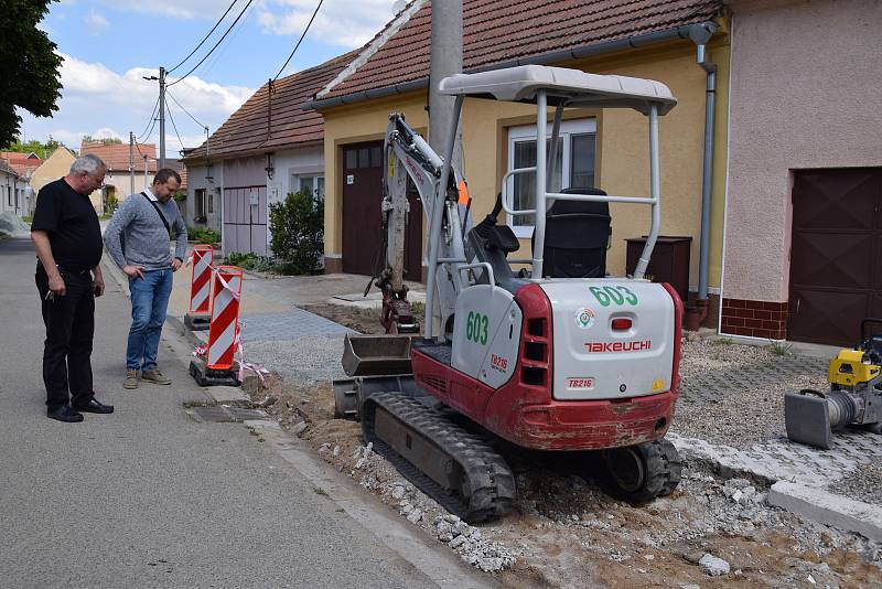 Starosta Jiří Osička a místostarosta Bedřich Pola kontrolují pokračování oprav chodníků