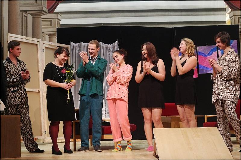 Studenti vinařské školy ve Valticích sehráli divadelní hru A do pyžam! 