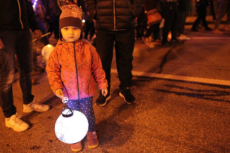 Světélkující romantika v břeclavských ulicích. K výročí sametové revoluce prošel městem dvoutisícový průvod dětí s lampiony.