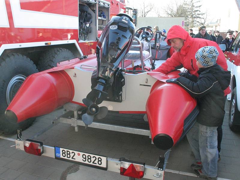 Dobrovolní hasiči ze Staré Břeclavi převzali v sobotu díky spolupráci se slovenskými kolegy nové zásahové auto Tatra a člun.