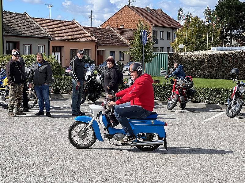 Motorkáři vyrazlii z Velkých Bílovic na šestou Cestu časem.