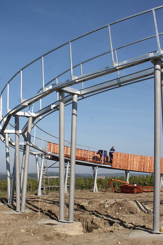 Na nejvyšším místě nad obcí Kobylí na Břeclavsku stojí mezi vinohrady unikátní rozhledna.