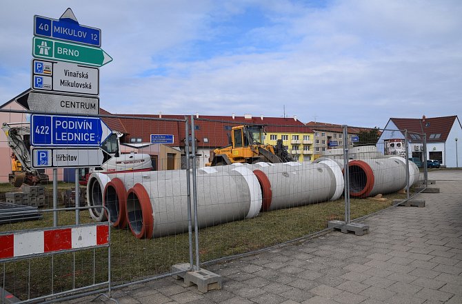 Státní silničáři chystají na letošní stavební sezonu opravu průtahu Valticemi.