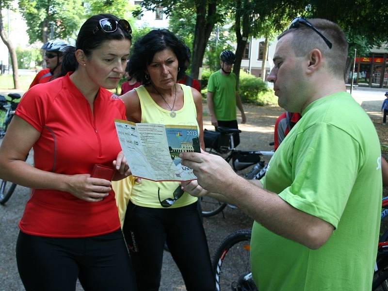 Velkomoravské stezky se v pátek pátého července poprvé otevřely cykloturistům. Od břeclavskégo Velopavilonu vyrazily dopoledne na 52 kilometrů dlouhou trasu desítky cyklistů.